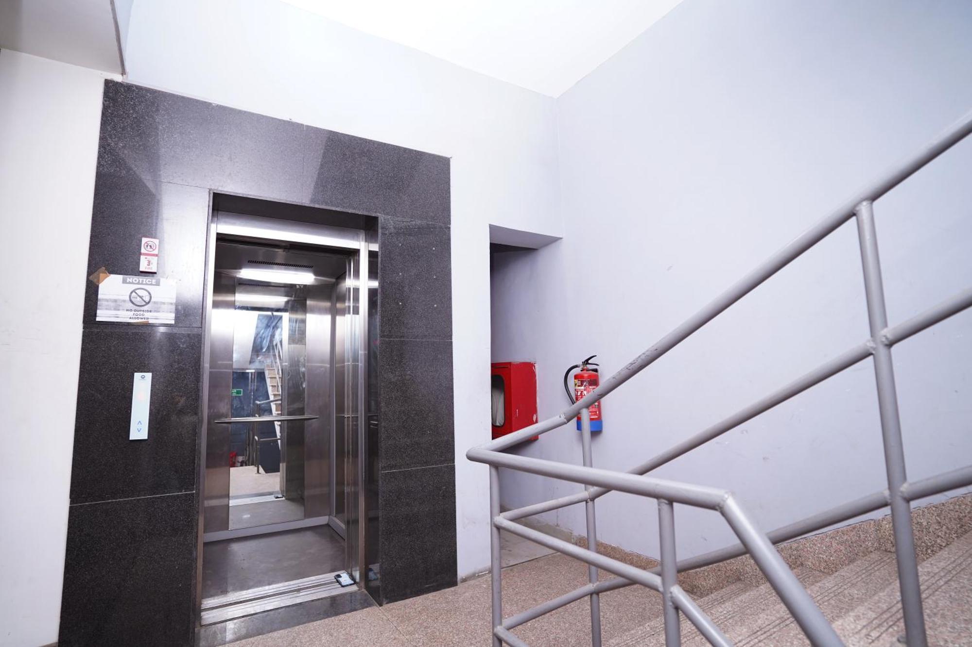 Hotel Mira Residency- Outer Ring Road, Paschim Vihar Delhi  Buitenkant foto