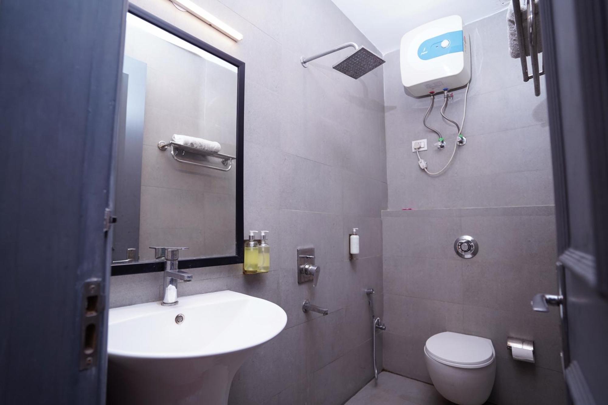 Hotel Mira Residency- Outer Ring Road, Paschim Vihar Delhi  Buitenkant foto