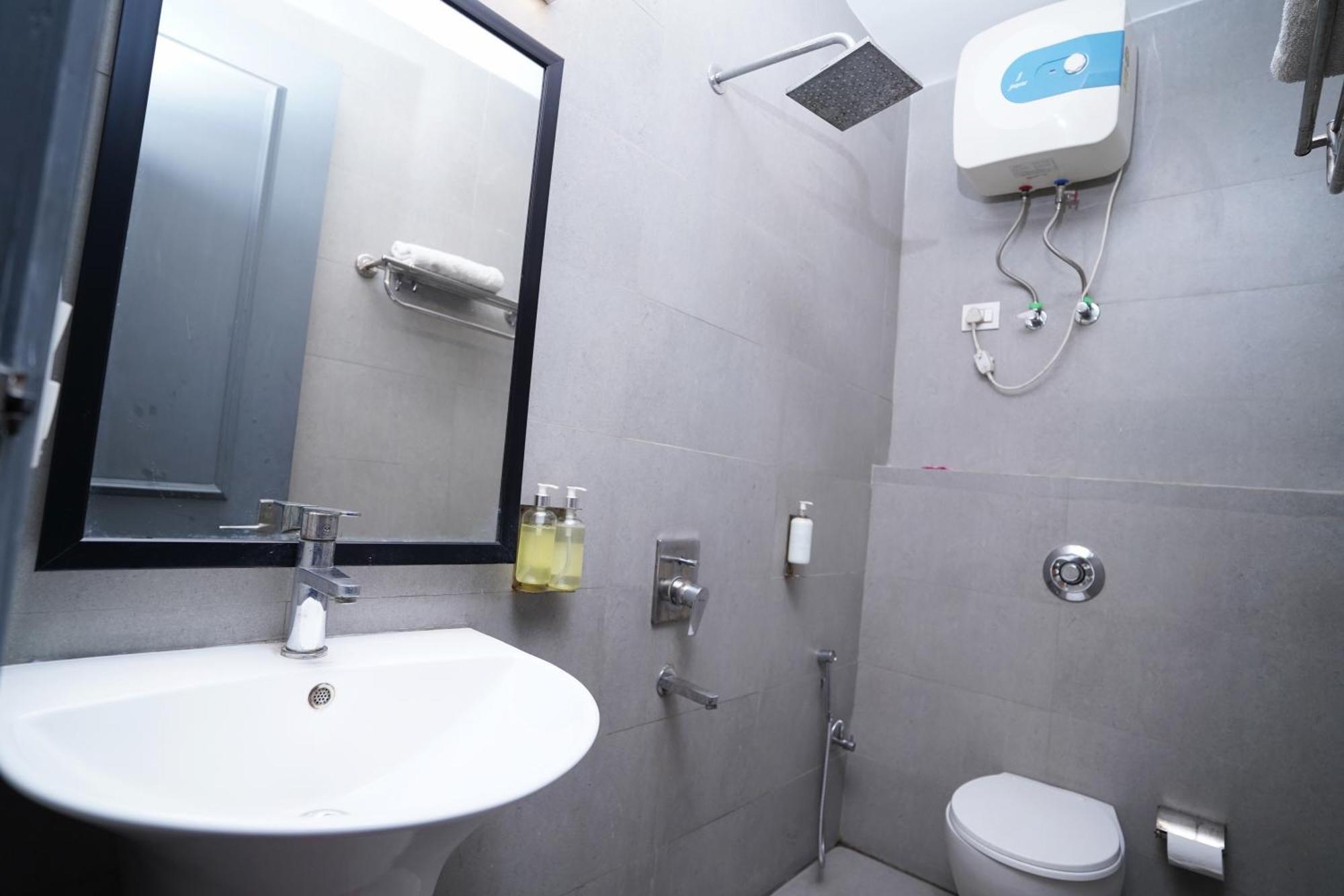 Hotel Mira Residency- Outer Ring Road, Paschim Vihar Delhi  Buitenkant foto