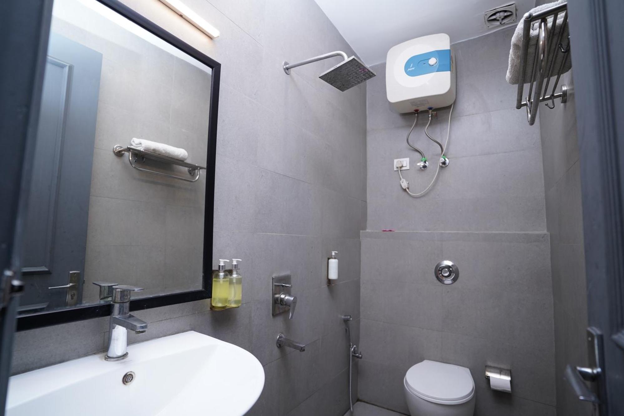 Hotel Mira Residency- Outer Ring Road, Paschim Vihar Delhi  Buitenkant foto