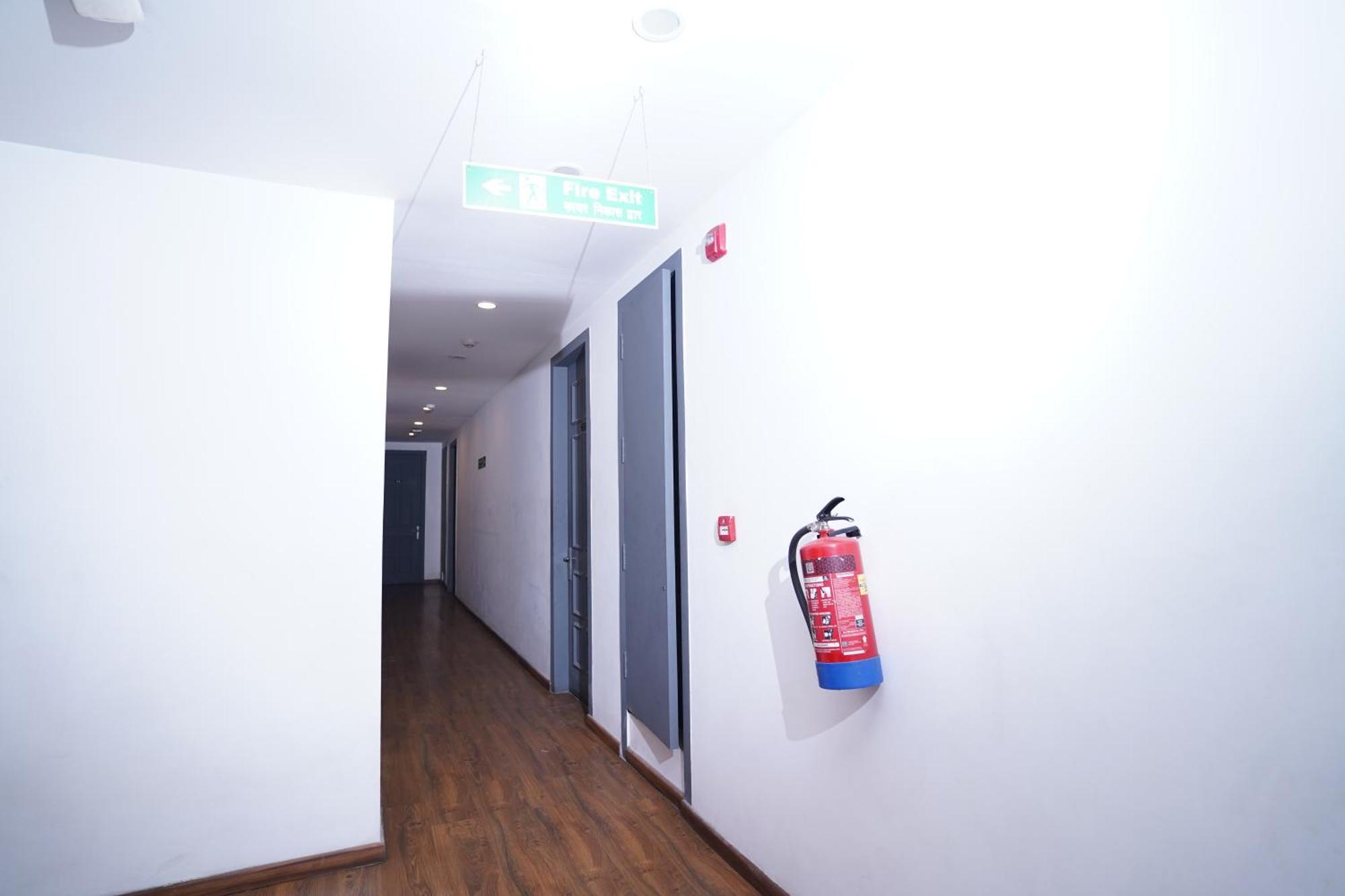 Hotel Mira Residency- Outer Ring Road, Paschim Vihar Delhi  Buitenkant foto